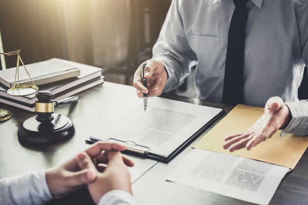 Pourquoi engager un avocat pour rédiger ses contrats d’entreprise ?