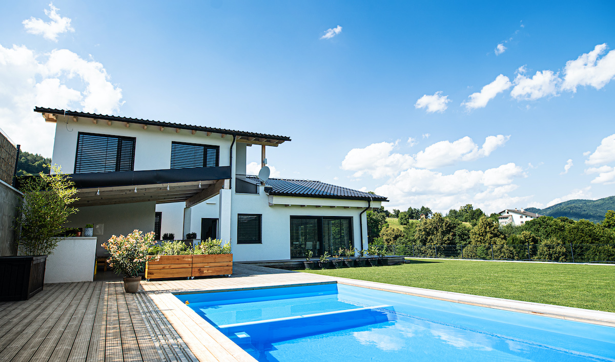 Volet de protection de piscine : une solution incontournable pour la sécurité et l'esthétique