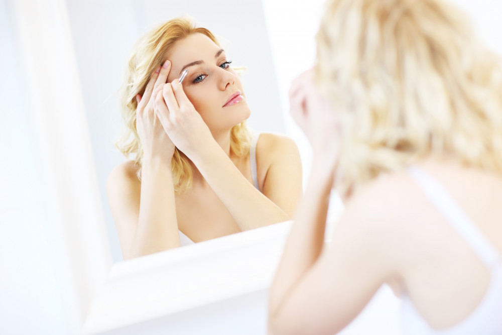 Sourcils: Combien de temps faut-il pour qu'ils repoussent?