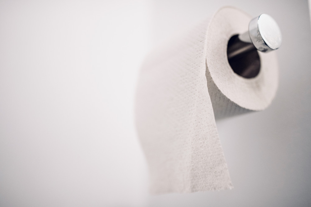 Déboucher des toilettes où l'eau remonte : les solutions pour éviter les désagréments